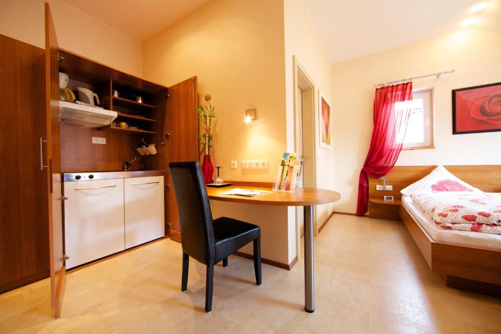 Kleines Landhaus Wendel Hotel Kapellen-Drusweiler Bagian luar foto